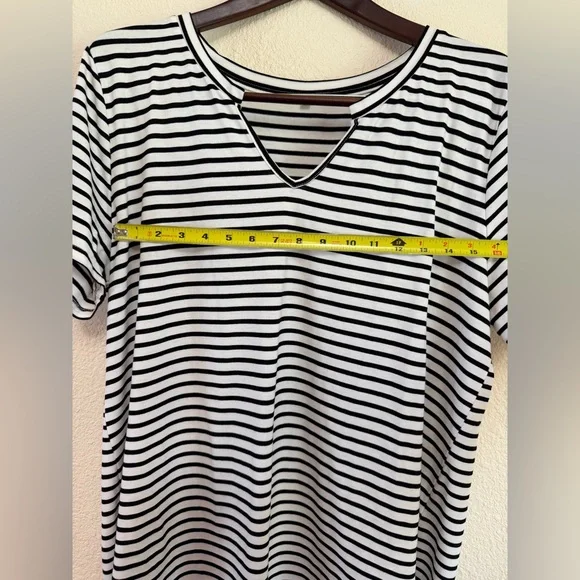 Black & White Striped V-Neck Tee – Size 2XL - Picture 5 of 9